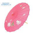 Schnelle Lieferung Hochzeitsbevorzugungen Geschenke Blumen und Vögel Zeichnung gerade Bambusrahmen Papier Sonnenschirme Rosa japanische Seide Regenschirm